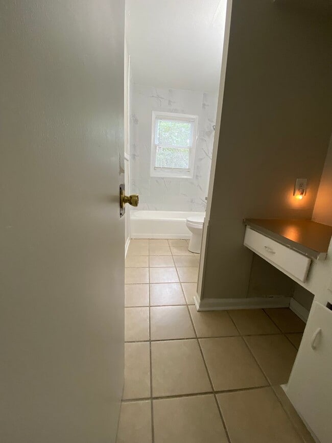 Building Photo - **AVAILABLE NOW**3 Bedroom / 1 Bathroom Ho...