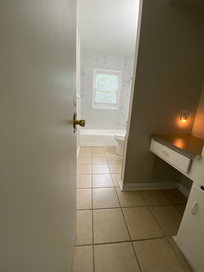 Building Photo - **ON HOLD**3 Bedroom / 1 Bathroom Home for...