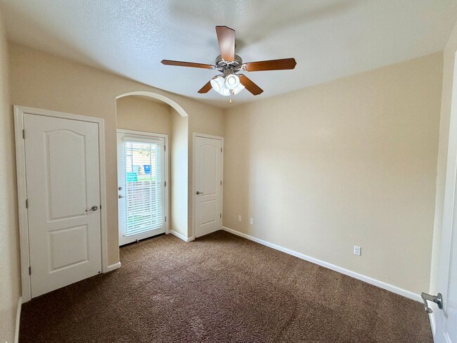 Building Photo - 147 Apple Ln