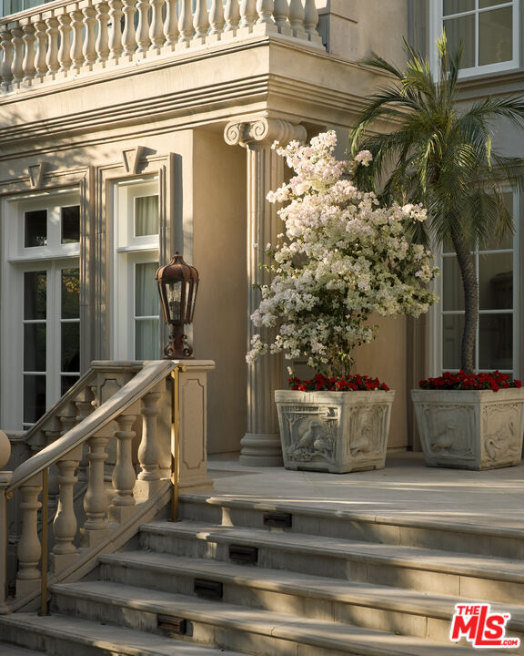 Building Photo - 628 N Rodeo Dr