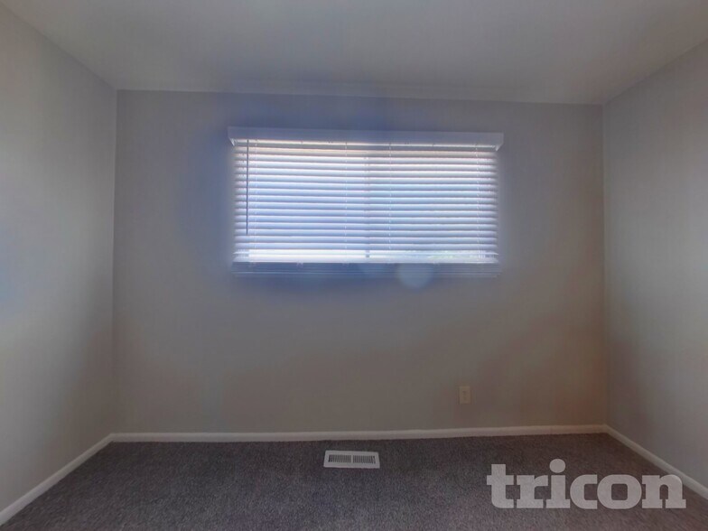 Building Photo - 3310 Heights Dr