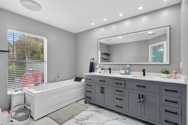 Building Photo - 1121 SW Ivanhoe St