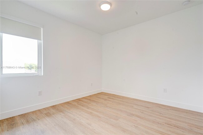 Building Photo - 1805 NW 22nd Ct