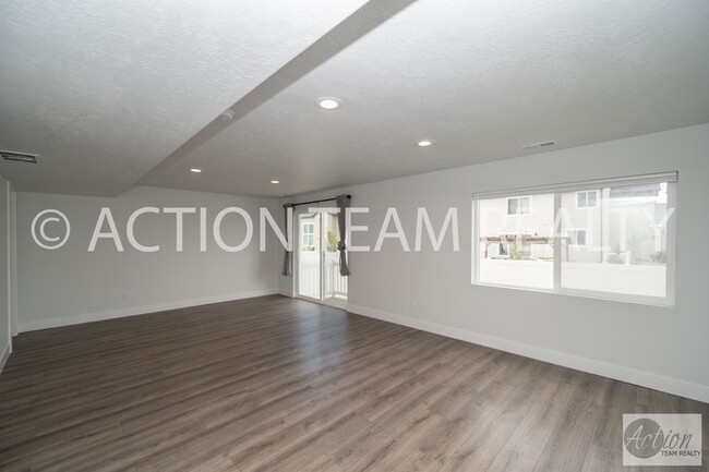 Building Photo - Mid-Row Townhome located in Bluffdale!