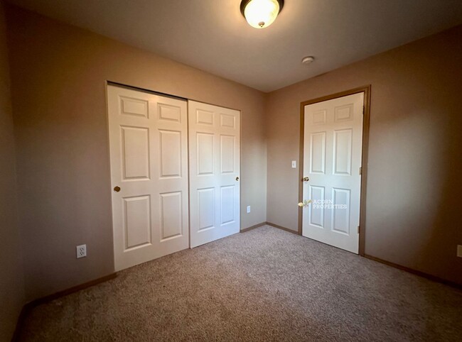 Building Photo - 915 SW Kimball Dr