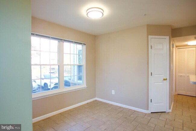 Building Photo - 913 Hillside Lake Terrace