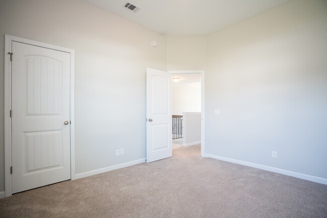 Building Photo - 647 Red Oak Ln