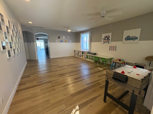 Building Photo - 1180 E Saddleback Pl