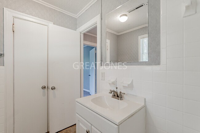 Building Photo - Charming 4 Bedroom in Batesburg-Leesville!