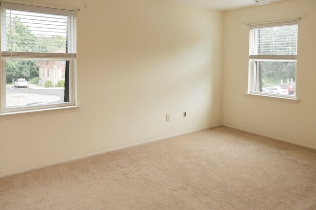 Building Photo - 1304 Normandy Ct