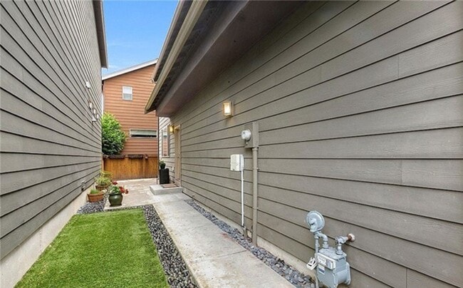 Building Photo - A Modern In-city Style with Comfort of the Suburbs Single Family Detached Condo