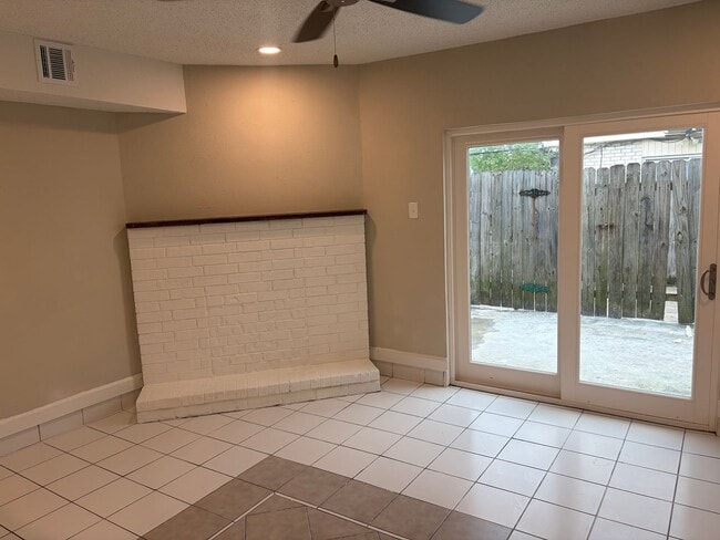 Building Photo - (OTR)4116Delaw
