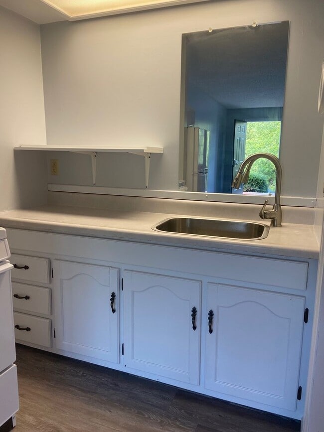 Building Photo - Studio Apartment in Hollister