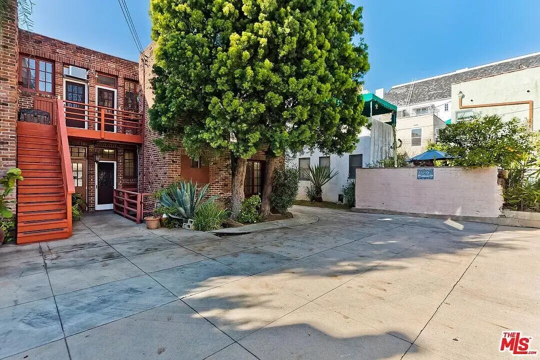 Building Photo - 1260 N Flores St