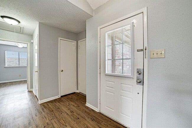 Building Photo - 2615 Lively Ln
