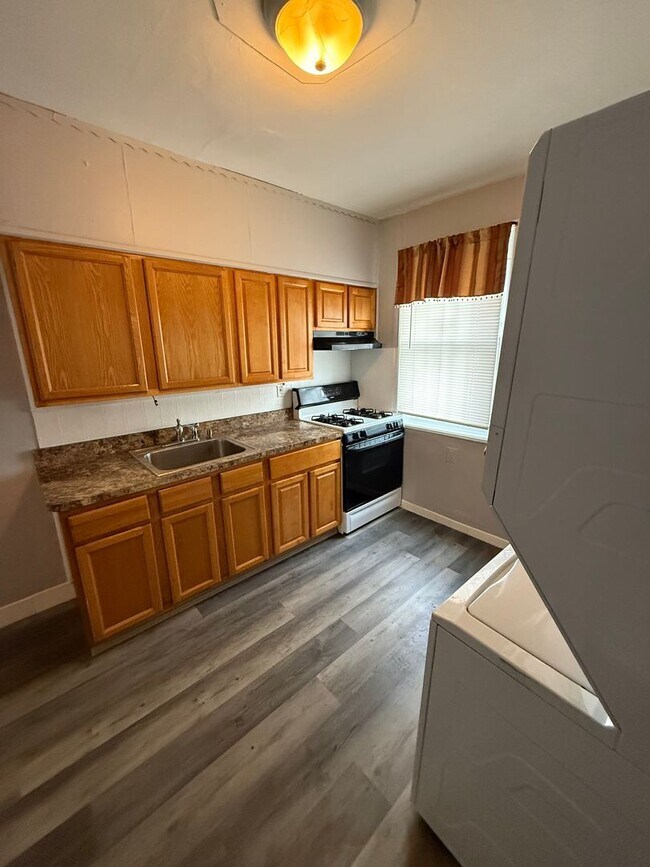 Building Photo - 3 Bedroom Home Steps to LaSalle University