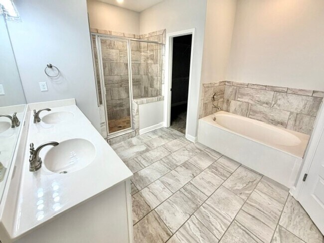 Building Photo - 305 Azalea Dr