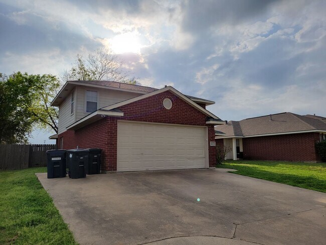 Building Photo - College Station - 4 bedroom - 4 bath - Fenced in yard / Home in Steeplechase Neighborhood.
