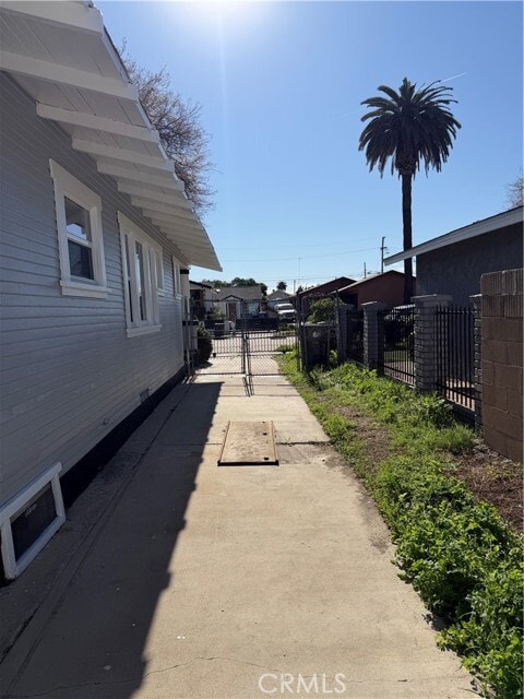 Building Photo - 1305 E 17th St