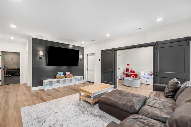 Building Photo - 520 Walden Glen Ln