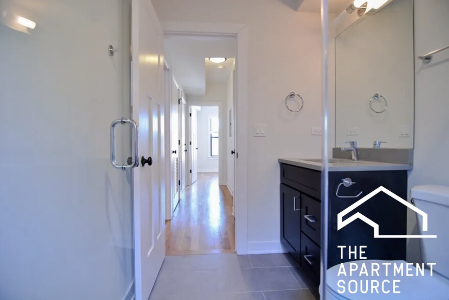 Building Photo - 2207 W Eastwood Ave