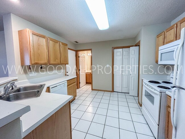 Building Photo - 2 Bedroom 1.5 Bathroom Townhome in West De...