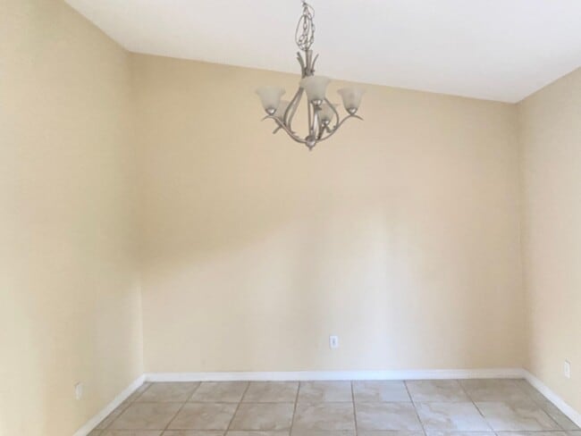 Building Photo - Tiled 3/2/2 available now!