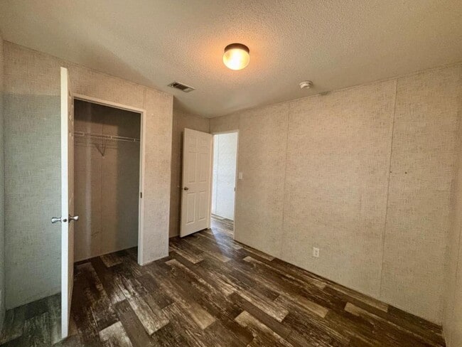 Building Photo - 335 SE Balboa Dr