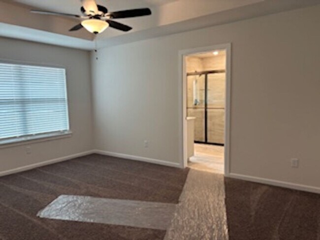 Building Photo - New Home! 1st month free!