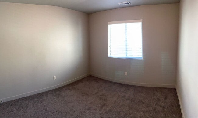 Building Photo - Amazing 2 Story Townhome in Vineyard w/ at...