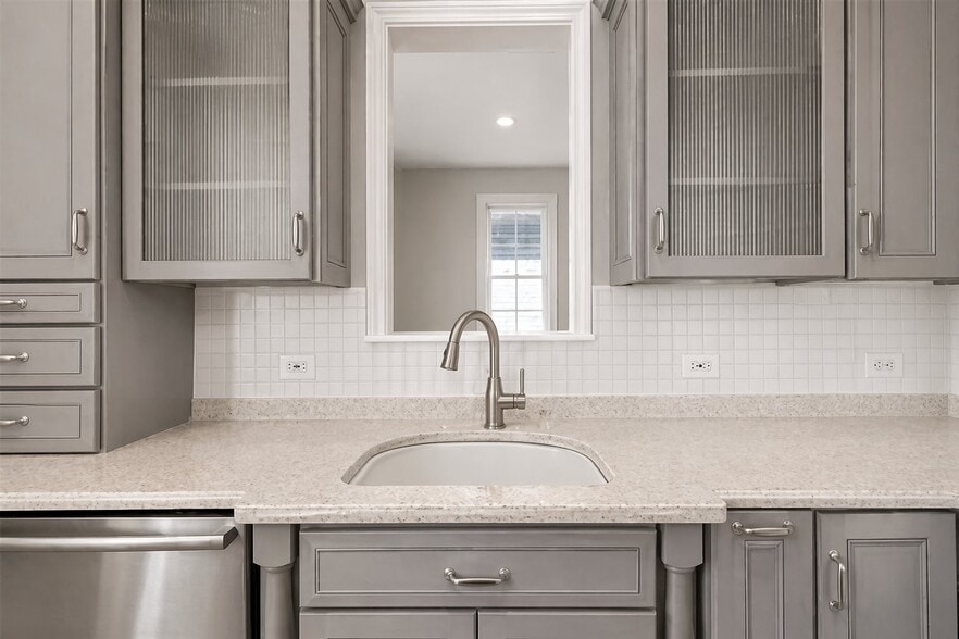 Building Photo - 124 W Bank St