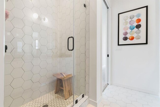 Building Photo - 800 Embassy Dr