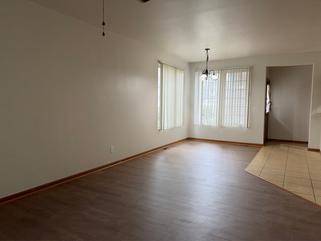 Building Photo - 612 Queens Ct