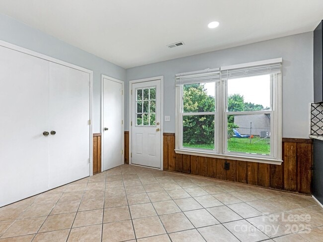 Building Photo - 7609 King Richard Ct