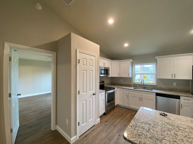 Building Photo - Will NOT be ready to show until. MID OCTOB...
