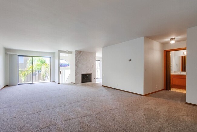 Building Photo - Prime Carlsbad Location - Available Now!