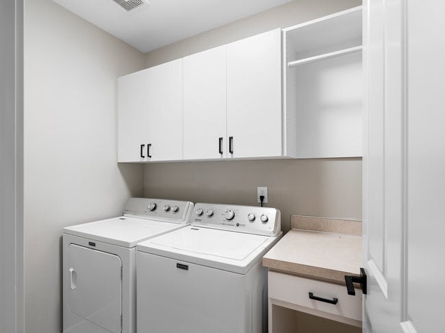 Building Photo - 1442 NE 18th Pl