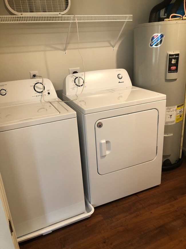 Building Photo - One Bedroom Apartment