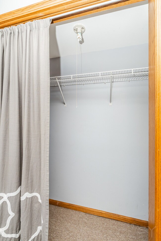 Building Photo - 807 S Claremont Ave