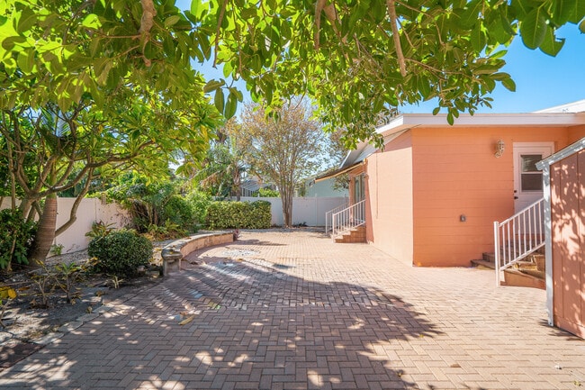 Building Photo - 2173 W Vina Del Mar Blvd