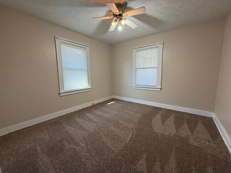 Building Photo - 136 E Woodside St