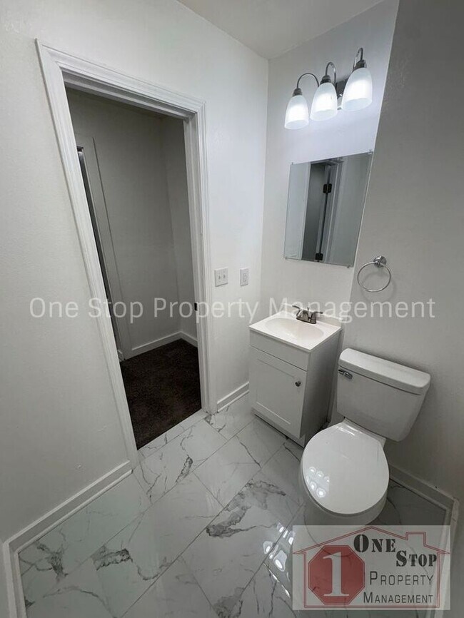 Building Photo - Beautiful 3 Bedroom 2 Bathroom in Kansas City!
