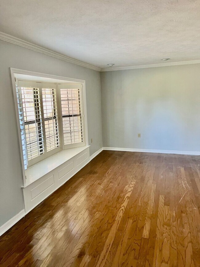 Building Photo - AVAILABLE 07/01!  HUGE 3300sqft  4BR/3.5BA...