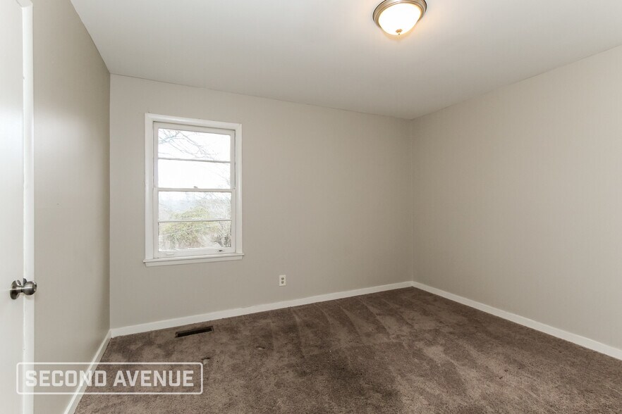 Building Photo - 1924 Portage Ave