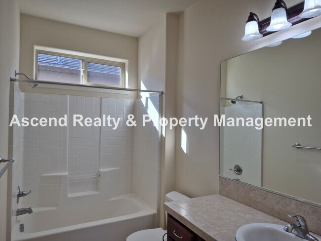 Building Photo - Available Immediately Minutes to Orenco Sh...