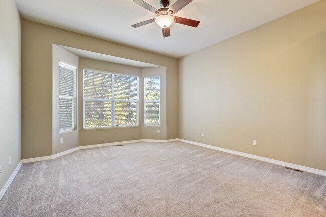 Building Photo - Main Level Living in Pine Creek...Views ar...