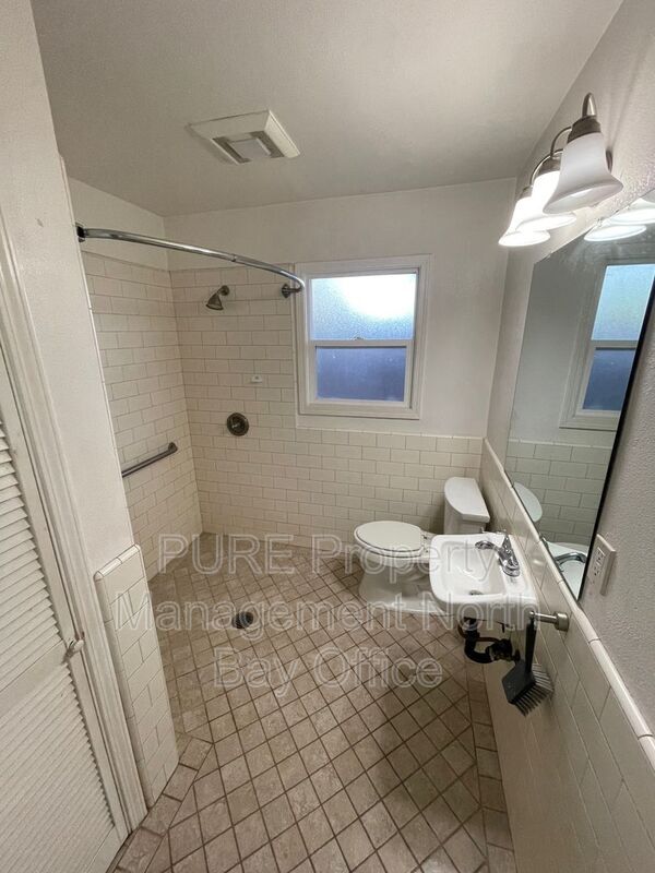 Building Photo - 1492 Gloria Dr