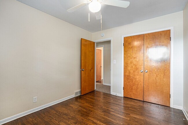 Building Photo - AVAILABLE IN AUGUST! 3 Bedroom, 1 Bath Sin...