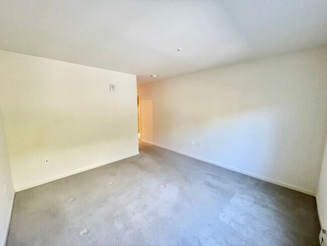 Building Photo - 2BR/2BA North Beach Condo W/Private, Huge Terrace, Parking! In-Unit Laundry! Storage! PROGRESSIVE