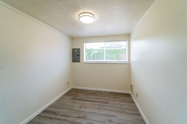 Building Photo - Davisson Tri-Plex